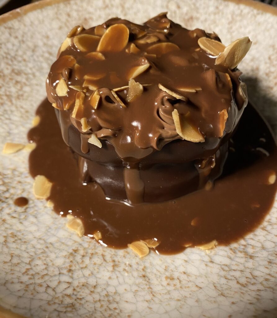 Εικόνα που περιέχει φαγητό, επιδόρπιο, σοκολάτα, σιρόπι σοκολάτας
Το περιεχόμενο που δημιουργείται από AI ενδέχεται να είναι εσφαλμένο.