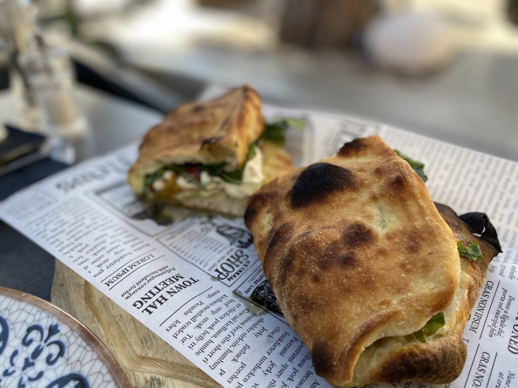 Εικόνα που περιέχει φαγητό, φαστ φουντ, ψημένα τρόφιμα, ψωμί
Το περιεχόμενο που δημιουργείται από AI ενδέχεται να είναι εσφαλμένο.