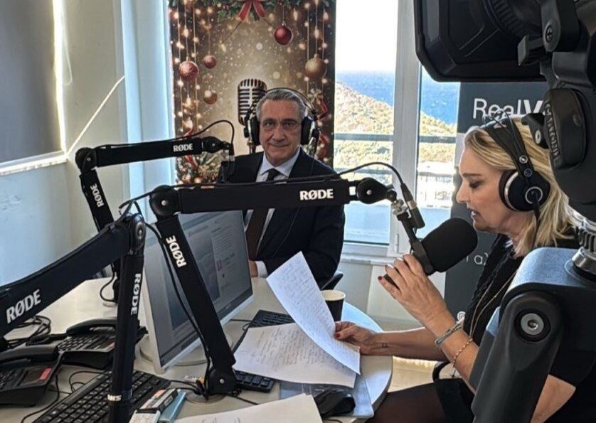 Εικόνα που περιέχει ρουχισμός, άτομο, υπολογιστής, ακουστικά Το περιεχόμενο που δημιουργείται από AI ενδέχεται να είναι εσφαλμένο.