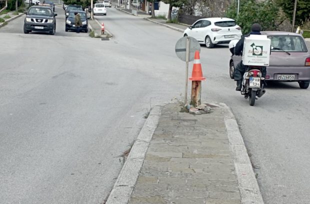 Σκουριασμένος φανοστάτης έπεσε σε αυτοκίνητο στο Ροδίνι και αποκάλυψε τον κίνδυνο από τις παραμελημένες υποδομές