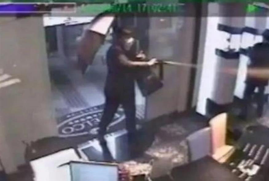 Εικόνα που περιέχει κείμενο, στιγμιότυπο οθόνης, άτομο, εσωτερικός χώρος Το περιεχόμενο που δημιουργείται από AI ενδέχεται να είναι εσφαλμένο.