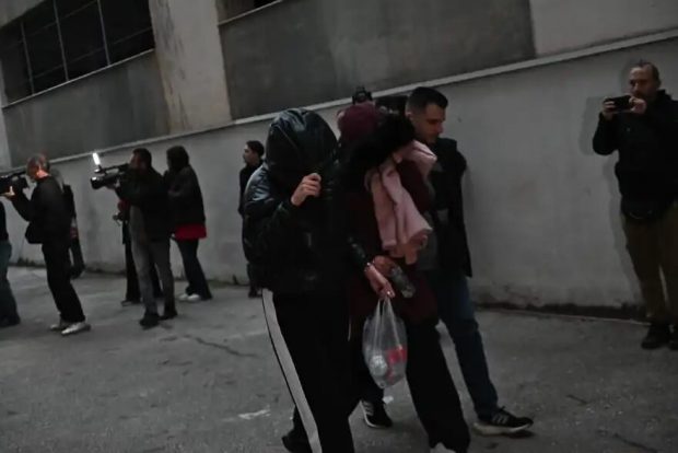 Εικόνα που περιέχει ρουχισμός, άτομο, παπούτσια, άνδρας Το περιεχόμενο που δημιουργείται από AI ενδέχεται να είναι εσφαλμένο.