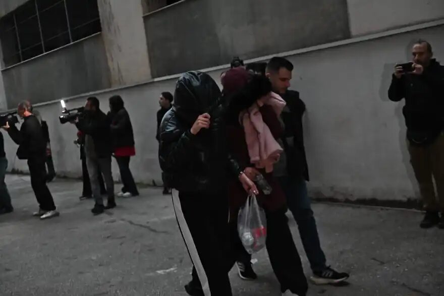 Εικόνα που περιέχει ρουχισμός, άτομο, παπούτσια, άνδρας Το περιεχόμενο που δημιουργείται από AI ενδέχεται να είναι εσφαλμένο.