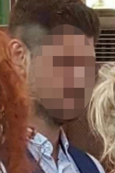 Εικόνα που περιέχει άτομο, φιλί, γυναίκα

Το περιεχόμενο που δημιουργείται από AI ενδέχεται να είναι εσφαλμένο.