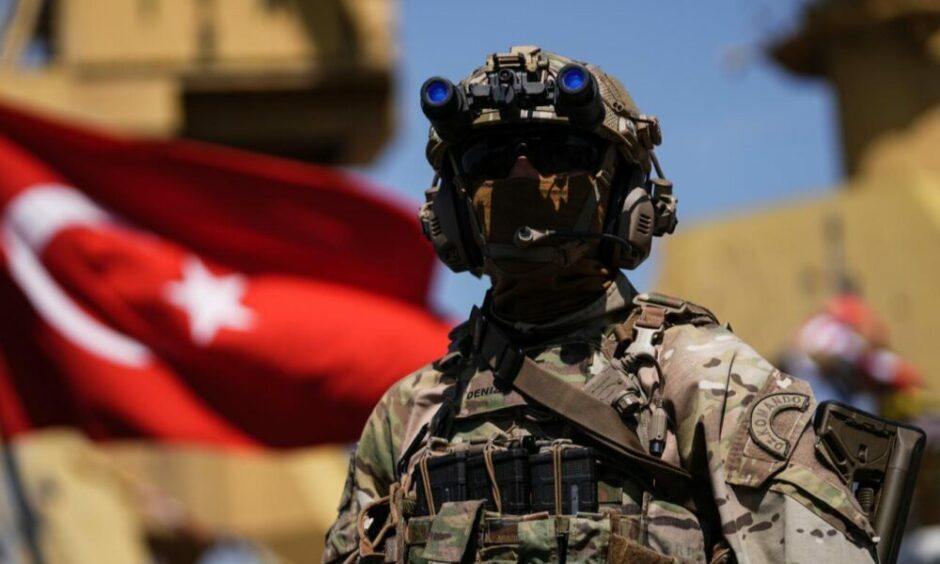 Εικόνα που περιέχει εξωτερικός χώρος/ύπαιθρος, στρατιώτης, στρατιωτική οργάνωση, στρατός Το περιεχόμενο που δημιουργείται από AI ενδέχεται να είναι εσφαλμένο.