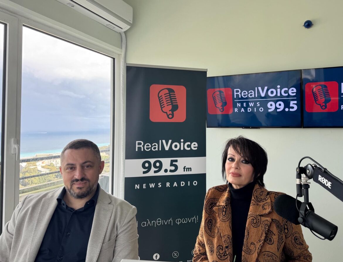 Εικόνα που περιέχει ρουχισμός, ανθρώπινο πρόσωπο, άνδρας, άτομο Το περιεχόμενο που δημιουργείται από AI ενδέχεται να είναι εσφαλμένο.