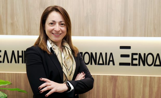 Συνέντευξη στη Νατάσα Παμπρή Σε μια περίοδο όπου η Κως ισορροπεί ανάμεσα στη δυναμική της τουριστικής ανάπτυξης και στις αυξημένες κοινωνικές και περιβαλλοντικές πιέσεις, η έπαρχος Κω-Νισύρου, Κωνσταντίνα Σβύνου, τοποθετεί στο επίκεντρο της πολιτικής της ατζέντας τα έργα ουσίας. Το νέο Νοσοκομείο Κω, την οδική ασφάλεια, τη διαχείριση απορριμμάτων, τις παρεμβάσεις για το νερό και τις σύγχρονες αστικές αναπλάσεις. Με συγκεκριμένα χρονοδιαγράμματα, χρηματοδοτικά εργαλεία και σαφή αναφορά στη συνεργασία με την Περιφέρεια Νοτίου Αιγαίου, η ίδια υποστηρίζει ότι η ποιότητα ζωής δεν μπορεί να αποτελεί απλώς πολιτική ρητορική, αλλά μετρήσιμο αποτέλεσμα. Ξεχωρίζει ως «εμβληματικό» έργο το νέο Νοσοκομείο της Κω, ενώ αναδεικνύει τη σημασία του μεγάλου εργοστασίου ολοκληρωμένης διαχείρισης απορριμμάτων και των παρεμβάσεων στο επαρχιακό οδικό δίκτυο. Την ίδια ώρα, μιλά ανοιχτά για το οξύ στεγαστικό πρόβλημα που πλήττει μόνιμους κατοίκους και δημόσιους λειτουργούς, ζητώντας πολυεπίπεδες παρεμβάσεις πέρα από τον περιορισμό της βραχυχρόνιας μίσθωσης. Υπερασπίζεται τον τουρισμό ως βασικό πυλώνα της εθνικής οικονομίας, απορρίπτοντας τη ρητορική περί «τουριστικών ανισοτήτων» και καλώντας σε οργανωμένη μετάβαση στη βιωσιμότητα. Απαντά επίσης για τη σχέση με τον Δήμο Κω, θέτει ως στρατηγική προτεραιότητα την επιστροφή του Τέλους Ανθεκτικότητας στα νησιά και επενδύει πολιτικά στον άξονα «νερό -φυσικοί πόροι- βιώσιμος μετασχηματισμός». Στη σημερινή συνέντευξη στη «δ» η κα Σβύνου, με σαφές πολιτικό αποτύπωμα, δεν αποφεύγει ούτε τα προσωπικά ερωτήματα για το μέλλον της στην αυτοδιοίκηση, επιλέγοντας να απαντήσει με θεσμικό τόνο αλλά και με αιχμές για το επίπεδο του δημόσιου διαλόγου στο νησί. Αναλυτικά η συνέντευξη: • Έπαρχε να ξεκινήσουμε με έργα που προχωρούν κυρίως στην Κω και αναμένεται η ολοκλήρωσή τους να βελτιώσει την ποιότητα ζωής. Τηρείται το χρονοδιάγραμμα κατά την άποψή σας; Ποιο από όλα αξιολογείτε ως το σημαντικότερο; Αν μιλάμε κα. Παμπρή για έργα που αλλάζουν πραγματικά την ποιότητα ζωής, για εμάς η πρώτη και αδιαπραγμάτευτη προτεραιότητα είναι το νέο Νοσοκομείο της Κω. Έχουμε ήδη την επίσημη ανακοίνωση από το Υπουργείο Υγείας ότι η Περιφέρεια Νοτίου Αιγαίου θα είναι ο φορέας υλοποίησης του έργου. Το 2026 αναμένουμε τη χρηματοδότηση από το Πρόγραμμα Δημοσίων Επενδύσεων, ώστε να προχωρήσουμε στη δημοπράτηση ενός εμβληματικού έργου για το νησί μας. Πρόκειται για το έργο που θα δώσει στο νησί του Ιπποκράτη τις σύγχρονες υποδομές υγείας που αξίζει. Στο οδικό δίκτυο υλοποιούμε ένα μεγάλο έργο ύψους 4.300.000 ευρώ, για το οποίο σύντομα θα υπογράψουμε σύμβαση με τον οριστικό ανάδοχο. Στη σύμβαση αυτή συμπεριλαμβάνονται έργα αναβάθμισης του οδικού δικτύου που είναι στην αρμοδιότητα της Περιφέρειας, η επανακατασκευή του γεφυριού στον Ασώματο, ο εκσυγχρονισμός και επανασχεδιασμός του κόμβου της Αντιμάχειας, έργα που αφορούν στην οδική ασφάλεια κ άλλα πολλά. Ταυτόχρονα, ολοκληρώνεται μία από τις μεγαλύτερες μελέτες που έχουν εκπονηθεί για τον επαρχιακό άξονα Κως-Αεροδρόμιο, προϋπολογισμού 875.000 ευρώ. Η μελέτη αυτή ολοκληρώνεται και προβλέπει 12 νέους κυκλικούς κόμβους στο επαρχιακό δίκτυο και παρεμβάσεις που ενισχύουν ουσιαστικά την οδική ασφάλεια και αναβαθμίζουν τη λειτουργικότητα του δικτύου μας. Τρέχουν επίσης οι συμβάσεις για την άρση βλαβών του δικτύου ηλεκτροφωτισμού που πρόκειται να ολοκληρωθεί έως τέλος Αυγούστου 2026 ενώ για τη συντήρηση του δικτύου υπογράφουμε νέα τριετή σύμβαση. Είναι επίσης προς υπογραφή νέας σύμβασης ο καθαρισμός ρεμάτων με αυξημένο προϋπολογισμό για το 2026. Το σημαντικό έργο για τη διευθέτηση ομβρίων στο 3ο κμ Επ.οδού (Σκλαβενίτης), προϋπολογισμού 2.240.000 ευρώ είναι προς δημοπράτηση. Παράλληλα, μέσα από το ΠΕΠ Νοτίου Αιγαίου χρηματοδοτούμε σημαντικές παρεμβάσεις, όπως το Σχέδιο Βιώσιμης Αστικής Ανάπτυξης (ΣΒΑΑ) ύψους περίπου 10 εκατομμυρίων ευρώ, που δίνει στον Δήμο της Κω τη δυνατότητα να αναμορφώσει ουσιαστικά τον αστικό ιστό και να βελτιώσει την εικόνα και τη λειτουργικότητα της πόλης. Και φυσικά, δεν μπορώ να μην αναφερθώ στο τεράστιο έργο της ολοκληρωμένης διαχείρισης απορριμμάτων και της ανακύκλωσης, με τη δημιουργία του νέου εργοστασίου, προϋπολογισμού 110 εκατομμυρίων ευρώ, το οποίο βρίσκεται ήδη στη διαδικασία δημοπράτησης. Πρόκειται για μια στρατηγική παρέμβαση που αλλάζει οριστικά τον τρόπο με τον οποίο διαχειριζόμαστε τα απορρίμματα στα νησιά μας, με περιβαλλοντικό και αναπτυξιακό αποτύπωμα για τις επόμενες δεκαετίες. Μέχρι όμως να ξεκινήσει η διαδικασία αυτή, ο ΦοΔΣΑ έχει ήδη προχωρήσει με σοβαρές επενδύσεις αναδιαμορφώνοντας το ΧΥΤΑ προς την πλήρη περιβαλλοντική θωράκισή του, την αποκατάστασή του και την ασφαλή του λειτουργία βάσει των Ευρωπαϊκών προδιαγραφών. Για εμάς, η ποιότητα ζωής δεν είναι σύνθημα. Είναι υγεία, ασφάλεια, βιωσιμότητα, σύγχρονες υποδομές. Και σε αυτή την κατεύθυνση προχωρούμε με σχέδιο, χρηματοδότηση και συγκεκριμένα βήματα. Όσο για τα χρονοδιαγράμματα, όταν αυτά τα βλέπεις ως επιχειρηματίας σου φαίνονται εκτός λογικής… όταν όμως λειτουργείς στο δημόσιο τομέα τότε καταλαβαίνεις ότι στην περιφέρεια Ν. Αιγαίου λειτουργούν πολύ πιο γρήγορα από ό,τι σε άλλους τομείς του δημοσίου. • Το στεγαστικό πρόβλημα πλέον επηρεάζει κρίσιμες δημόσιες λειτουργίες, αλλά επηρεάζει καταλυτικά και την τουριστική βιομηχανία. Εκτιμάτε ότι έχουν γίνει ουσιαστικές ρυθμιστικές παρεμβάσεις στην βραχυχρόνια μίσθωση; Το στεγαστικό πλήττει πρωτίστως τον πληθυσμό των περιοχών μας, τους μόνιμους κατοίκους που δεν διαθέτουν δική τους κατοικία αλλά και τους λειτουργούς, ανθρώπους δηλαδή που έρχονται να προσφέρουν τις υπηρεσίες τους ως δάσκαλοι, γιατροί, νοσηλευτές κλπ. Και μάλιστα για να το προσδιορίσουμε ακόμα καλύτερα, τα σπίτια προς μόνιμη ενοικίαση είναι λιγότερα καθώς ένα μεγάλο ποσοστό έχει βγει προς βραχυχρόνια μίσθωση, με αποτέλεσμα να έχουν εκτοξευτεί τα ενοίκια στα υφιστάμενα. Κατά συνέπεια το πρόβλημα εστιάζεται στο ό,τι δεν υπάρχει οικονομικά προσιτή κατοικία. Παρεμβάσεις πρέπει να γίνουν σε πολλά επίπεδα, όχι μόνο σε περιορισμό της βραχυχρόνιας στα μέρη όπου σημειώνεται έντονο στεγαστικό πρόβλημα. Παρεμβάσεις οι οποίες θα στοχεύουν στην προστασία ιδιοκτητών ακινήτων, στην προστασία των ενοικιαστών, σε φορολογικά και οικονομικά κίνητρα ώστε να μπουν περισσότερα ακίνητα σε μακροχρόνια μίσθωση σε επαναφορά ακινήτων που είναι εγκαταλελειμμένα η εκτός χρήσης, αλλά και παρεμβάσεις με τη μορφή επιδότησης ενοικίου ειδικά σε νησιωτικές περιοχές. Κάποιες παρεμβάσεις έχουν ξεκινήσει ήδη αλλά είναι πολλά ακόμη αυτά που πρέπει να δρομολογηθούν. Παράλληλα είναι η ευκαιρία τώρα με τα τοπικά πολεοδομικά σχέδια να προβλεφθούν περιοχές με ειδικά κίνητρα προς κατασκευή κατοικιών για μακροχρόνια χρήση ώστε να συμβάλλει στο στεγαστικό πρόβλημα. • Πώς απαντάτε κα. Σβύνου σε όσους λένε ότι το τουριστικό μοντέλο ανάπτυξης παράγει πλούτο, αλλά ταυτόχρονα κοινωνικές ανισότητες; Θα ρωτούσα τι εννοούν όταν λένε ότι ο τουρισμός δημιουργεί τουριστικές ανισότητες γιατί πραγματικά αδυνατώ να το κατανοήσω… Ο τουρισμός είναι η πολυτιμότερη πηγή οικονομίας μας, είναι ο πυλώνας ο οποίος δεν δημιουργεί απλά εισοδήματα αλλά πολλαπλασιάζει τα θετικά αποτελέσματα όλων των κλάδων της παραγωγής, της βιομηχανίας και ευρύτερα της εθνικής μας οικονομίας. Συμβάλλει καθοριστικά στη δημιουργία θέσεων εργασίας αλλά και στον κατασκευαστικό κλάδο, στην ανάπτυξη και μάλιστα οφείλω να το τονίσω, στη βιώσιμη ανάπτυξη με μια μεγάλη στροφή σε επενδύσεις βιωσιμότητας και κυκλικής οικονομίας που καταγράφεται ειδικά τα τελευταία χρόνια. Πρέπει πια να φύγουμε από τη μίζερη λογική του «ναι μεν αλλά…» προσπαθώντας να δαιμονοποιήσουμε τους τομείς της χώρας μας που όχι απλά μας στηρίζουν αλλά μεγαλουργούν! Αντ’αυτού, ας συντονιστούμε ώστε να οργανώσουμε τη στροφή προς τη βιωσιμότητα και τη συνύπαρξη της ανάπτυξης και της προστασίας του περιβάλλοντος. Κοινό μας στόχο πρέπει να αποτελεί ο άξονας της επένδυσης στις υποδομές, στον άνθρωπο και στην ποιότητα της ζωής μας! • Διαπιστώνουμε ύφεση στη σύγκρουση με τον Δήμο Κω. Υπάρχει σημείο συνεννόησης ή η σχέση έχει περάσει σε μη αναστρέψιμη φάση; Θεσμικά και ανεξαρτήτως διαφωνιών ή αντιπαραθέσεων είμασταν, είμαστε και θα είμαστε πάντα σε θέση να συνεργαστούμε και να συμπράξουμε με τον Δήμο της Κω για την πρόοδο του τόπου μας. Αρκεί βέβαια η συνεννόηση να γίνεται στη βάση της αλήθειας, του σεβασμού και της συνέπειας. • Ζητώ την άποψή σας ως επιχειρηματία, αν ένα ποσοστό του Τέλους Ανθεκτικότητας επέστρεφε τοπικά στην Κω ποια έργα θα θέτατε ως πρώτη προτεραιότητα; Το τέλος ανθεκτικότητας ΠΡΕΠΕΙ να επιστρέφει στον τόπο από τον οποίο παράγεται, με τη δέσμευση το ποσό αυτό να επενδύεται σε έργα βιώσιμης ανάπτυξης και σε υποδομές του νησιού. Άλλωστε σε αυτό τον άξονα είχε κινηθεί πρώτη η Περιφέρεια Ν.Αιγαίου, προκειμένου να λαμβάνει και να κατανέμει τους πόρους, αναλογικά σε κάθε νησί, ελέγχοντας και τις κατευθύνσεις στις οποίες θα επενδύονται αυτά τα κεφάλαια. Έργα πνοής που πρέπει να τεθούν ως στόχοι είναι πολλά, αρκεί να μπει η πρώτη στόχευση: προστασία των φυσικών μας πόρων και ολικός μετασχηματισμός του νησιού σε βιώσιμο προορισμό. Στα πλαίσια αυτά, εξαιρετικής σημασίας και προτεραιότητας επένδυση είναι το νερό. Η διαφύλαξή του, η περαιτέρω παραγωγή του και η σωστή διαχείρισή του τόσο σε άρδευση όσο και στην ύδρευση. Ταμιευτήρες νερού, μονάδες παραγωγής νερού με τη χρήση ΑΠΕ (αφαλατώσεις), συστήματα άρδευσης, εκπαίδευση αγροτών, πολιτών, επιχειρηματιών και εργαζόμενων για τη χρήση νερού. • Πρόσφατα αποφασίσατε να αποχωρήσετε από το ΙΤΕΠ. Σηματοδοτεί κάτι αυτή σας η απόφαση; Διετέλεσα 8 χρόνια ως πρόεδρος του ΙΤΕΠ, όπου με τη στήριξη του διοικητικού μου συμβουλίου, του ΔΣ και του προέδρου του ΞΕΕ συνθέσαμε μια επιστημονική ομάδα ιδιαίτερα υψηλού γνωσιακού επιπέδου με την οποία πορευτήκαμε όλα αυτά τα χρόνια και καταφέραμε να καταστήσουμε το ΙΤΕΠ ως το θεσμικό φορέα έρευνας και γνώσης για τον τουριστικό τομέα της χώρας μας. Δημιουργήσαμε ένα ευρύ δίκτυο συνεργατών, υπογράψαμε μνημόνια συνεργασίας με Πανεπιστήμια, συμμετείχαμε σε συνέδρια, υπήρξαμε εταίροι σε Ευρωπαϊκά προγράμματα, συνεργαστήκαμε με μεγάλες επιχειρήσεις, εκδώσαμε βιβλία, πιστοποιήσαμε επισήμως έρευνές μας, ολοκληρώσαμε πάνω από 40 μελέτες και έρευνες… Κάθε κύκλος πρέπει να έχει και το κλείσιμό του, ειδικά μετά από 2 θητείες. Και είμαι ευτυχής που διαδέχεται την προεδρία η Χριστίνα Τετράδη, ένας άνθρωπος που μπορεί να το στηρίξει και να το πάει σε ακόμα καλύτερο επίπεδο συνεργασιών. • Βλέπετε τον εαυτό σας να διεκδικεί μεγαλύτερο ρόλο στην αυτοδιοίκηση στο μέλλον, ρωτώ γιατί δέχεστε πολλές προσωπικές επιθέσεις με βάση την ενδεχόμενη πρόθεση; Είναι ιδιαίτερα λυπηρό όταν και μόνο στην υπόνοια ότι μπορεί να θέσει κάποιος υποψηφιότητα για τη δημαρχία του νησιού γίνεται αυτόματα στόχος προσωπικών επιθέσεων… Απαντώ πως οι επιθέσεις επί προσωπικού δεν με αποθαρρύνουν, αντιθέτως με πεισμώνουν ώστε να αντιστέκομαι με επιχειρήματα σε αυτή τη νοσηρή παλαιοκομματική νοοτροπία που υποβαθμίζει το επίπεδο πολιτικής που ασκείται στο νησί… Το ό,τι στο νησί της Κω τόσο πρόωρα ξεκίνησαν τα σενάρια για νέους υποψηφίους δημάρχους πραγματικά πρέπει να μας προβληματίσει γιατί αντικατοπτρίζει την προσδοκία του κόσμου για πολιτική αλλαγή. Απαντώ επίσης πως λειτουργώ ως έπαρχος Κω και Νισύρου, και θα τιμήσω την εμπιστοσύνη των συμπολιτών μου και του περιφερειάρχη ασκώντας με συνέπεια τις υποχρεώσεις που έχω (αλλά και αυτές που δεν έχω) από τη θέση αυτή.