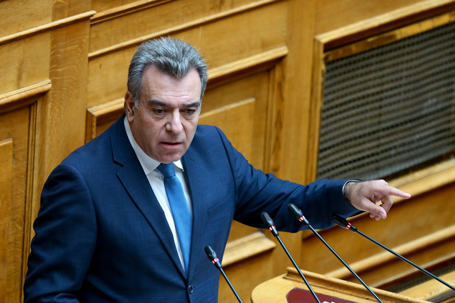 ΜΑΝΟΣ ΚΟΝΣΟΛΑΣ