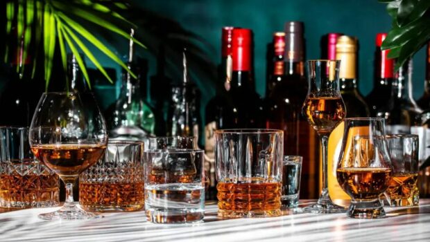 Νέοι κανόνες για το αλκοόλ στα ξενοδοχεία: Τι ισχύει πλέον για ανηλίκους, mini bar και room service