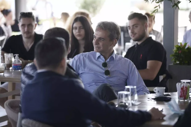 Συνάντηση του Πρωθυπουργού Κ. Μητσοτάκη με πολίτες σε καφέ της Ρόδου το Σάββατο μεσημέρι