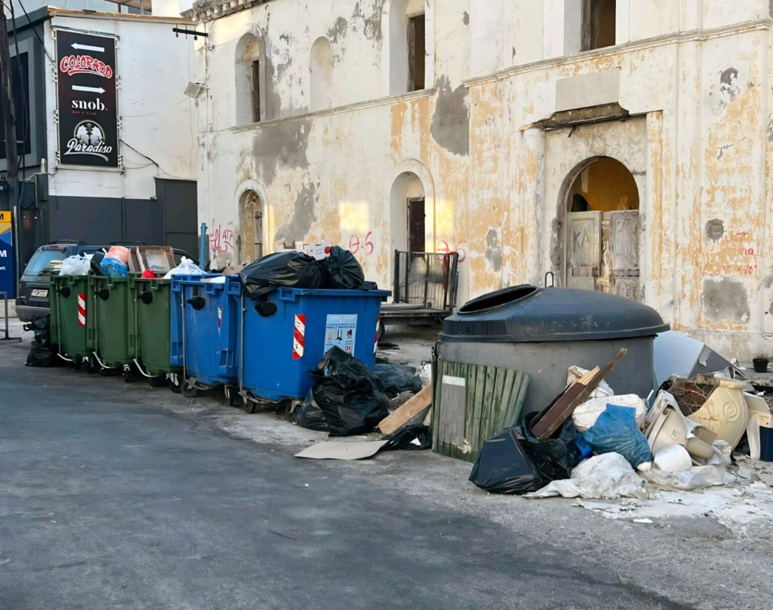 Mετά την ανακοίνωση του Δήμου Ρόδου, μια απλή βόλτα της «δημοκρατικής» απαθανάτισε όσα η δημοτική αρχή θεωρεί «κατασκευασμένη» πραγματικότητα