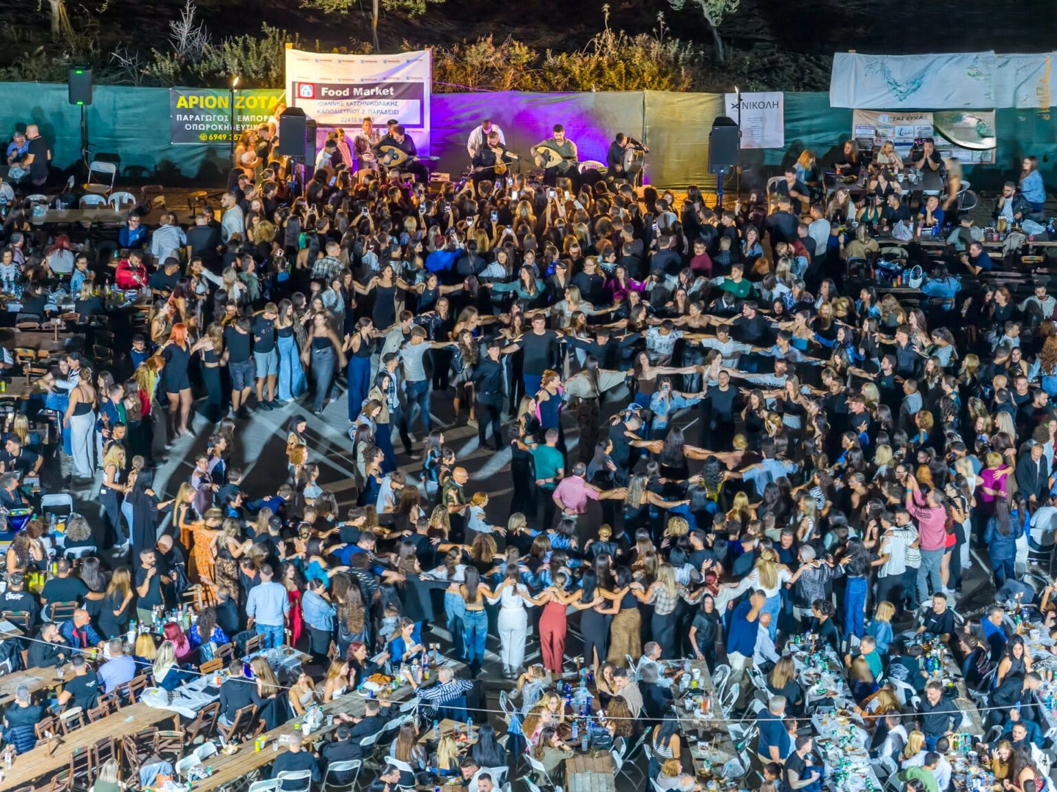 Δεν πέφτει καρφίτσα στα πανηγύρια!