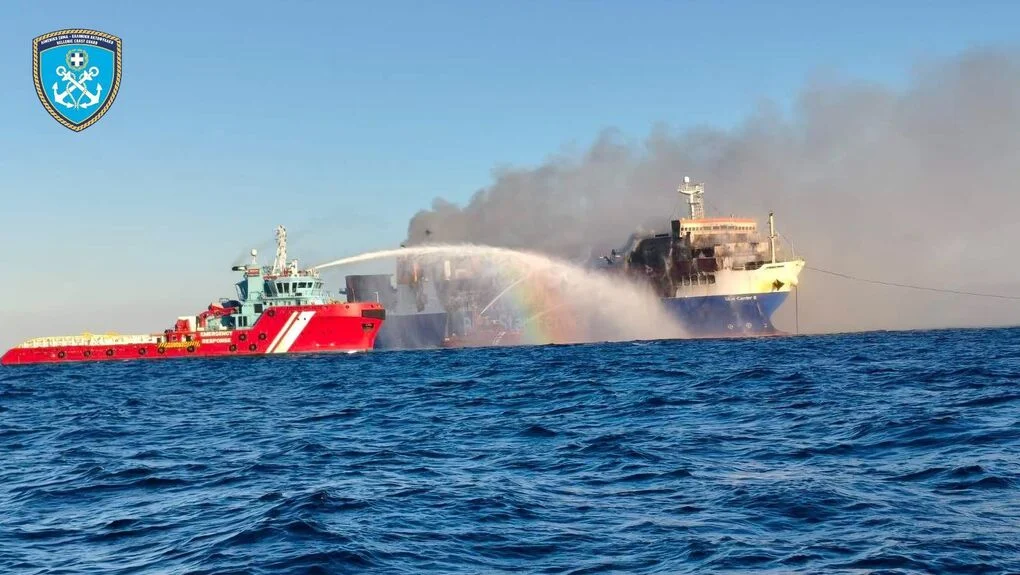 106 καρότσες με εμπορεύματα για τη Ρόδο  στο «BLUE CARRIER 2» που τυλίχθηκε στις φλόγες