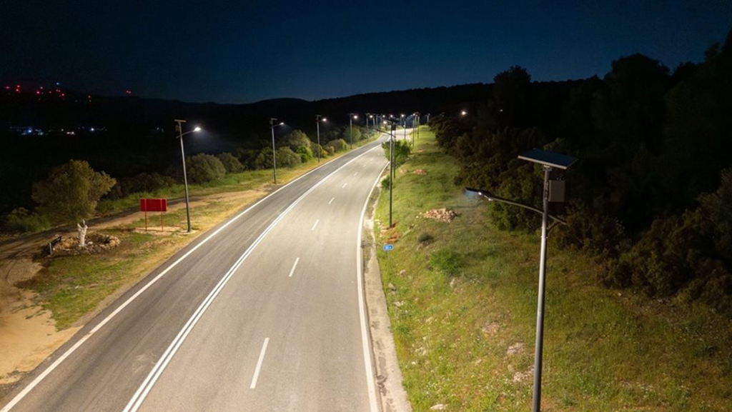Φως σε 958 χιλιόμετρα δρόμων – 31.938 αυτόνομοι έξυπνοι ιστοί φωτισμού στις 13 Περιφέρειες