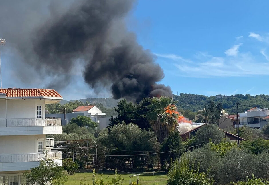Στάχτη έγινε μονοκατοικία στην Ιαλυσό – Μεγάλη επιχείρηση της Πυροσβεστικής και της Πολιτικής Προστασίας