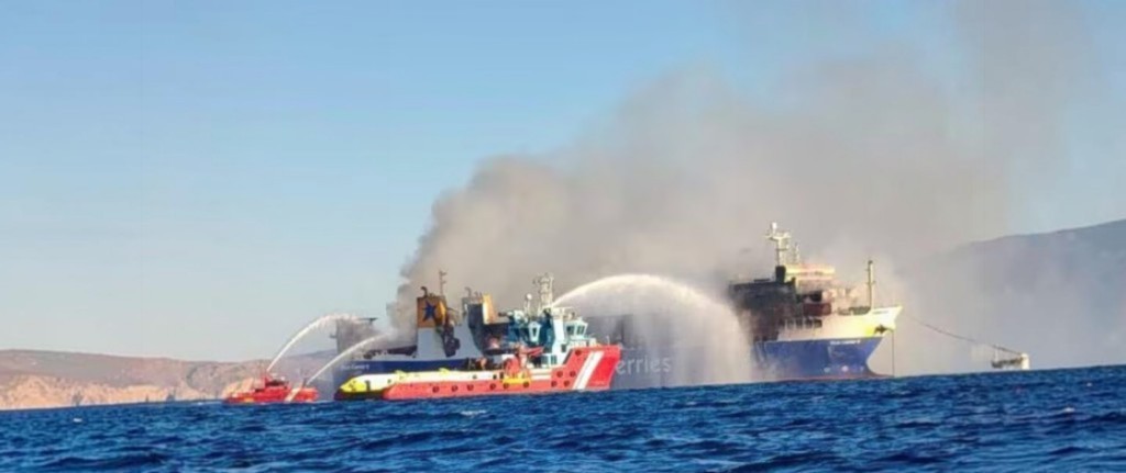 BLUE CARRIER 2: Υπό μερικό έλεγχο η φωτιά – Μεγάλες οι ζημιές για τον εμπορικό κόσμο