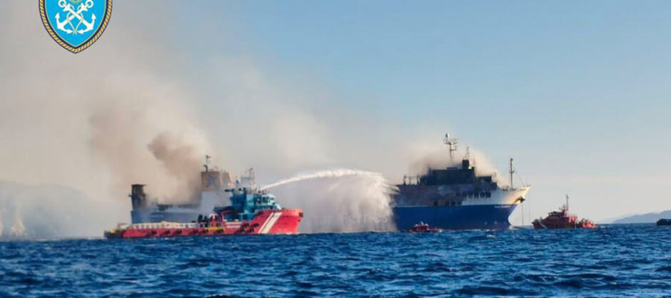 Ευρεία επιχείρηση αντιμετώπισης πυρκαγιάς στο πλοίο Blue Carrier 2 βόρεια της Μυκόνου – video