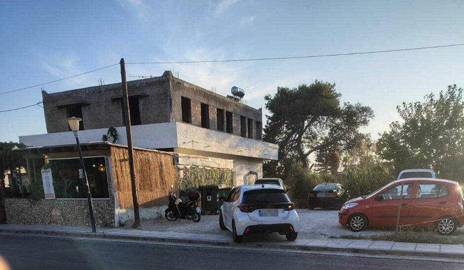 Σοβαρό τροχαίο ατύχημα σημειώθηκε σήμερα, περίπου στις 18:20, στον κεντρικό δρόμο του Τιγκακίου, λίγο πριν από τη διασταύρωση προς το «Όνειρο». Σύμφωνα με τις πρώτες πληροφορίες, ΙΧ αυτοκίνητο, τύπου Toyota Yaris, φέρεται να παρέσυρε πεζό τουρίστα, ο οποίος κινούνταν στον δρόμο με κατεύθυνση από την παραλία προς την πάνω πλευρά του Τιγκακίου. Η σύγκρουση ήταν ιδιαίτερα σφοδρή, με το όχημα να ακινητοποιείται αρκετά μέτρα μετά το σημείο της παράσυρσης. Ο πεζός τραυματίστηκε και, σύμφωνα με τις πρώτες πληροφορίες, η κατάστασή του φαίνεται να είναι σοβαρή. Στο σημείο αναμένεται να κινητοποιήθηκαν οι αρμόδιες υπηρεσίες για την παροχή βοήθειας και τη διαχείριση του περιστατικού. Τα ακριβή αίτια του τροχαίου, καθώς και η κατάσταση της υγείας του τραυματία, αναμένεται να γίνουν γνωστά από τις αρμόδιες αρχές.