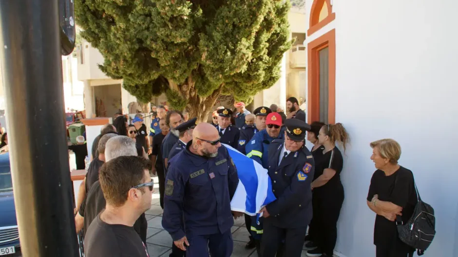 Ο Εμπωνας αποχαιρέτησε τον Πέτρο Διακάκη, τον 52χρονο πυροσβέστη  που έχασε τη ζωή του προσπαθώντας να σώσει δύο αναρριχητές