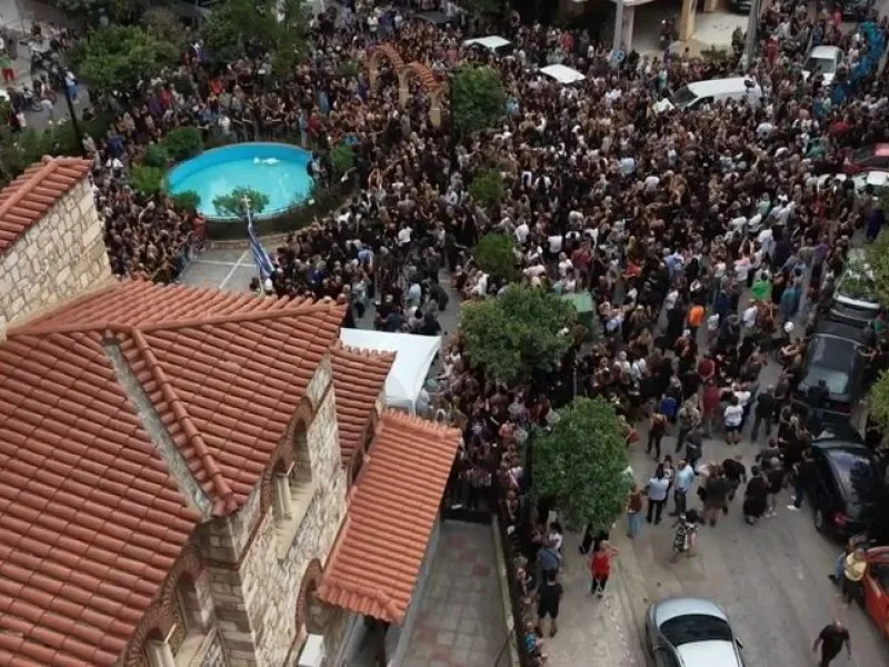 Γιώργος Μαζωνάκης: Πλήθος κόσμου για τη λαϊκή αγρυπνία στον ιερό ναό Αγίας Τριάδας στη Νίκαια