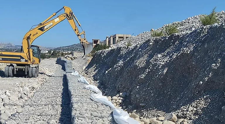Σπηλαιολόγοι και αρχαιολόγοι κράτησαν 3 χρόνια  στα συρτάρια το αντιπλημμυρικό έργο του Αρχαγγέλου!