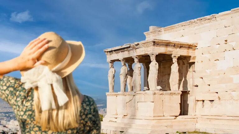 28,5 εκατ. οι ταξιδιώτες το 8μηνο στη χώρα – Ανοδικές εισπράξεις τον Αύγουστο αλλά με μείωση στη μέση δαπάνη