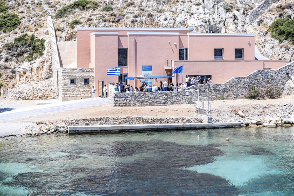 Συγκίνηση στο Αγαθονήσι για την 28η Οκτωβρίου: Μαθητές από τον Πειραιά ταξίδεψαν για να παρελάσουν μαζί με τα 7 παιδιά του νησιού