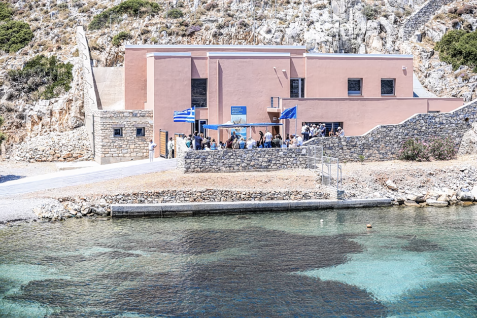 Συγκίνηση στο Αγαθονήσι για την 28η Οκτωβρίου: Μαθητές από τον Πειραιά ταξίδεψαν για να παρελάσουν μαζί με τα 7 παιδιά του νησιού