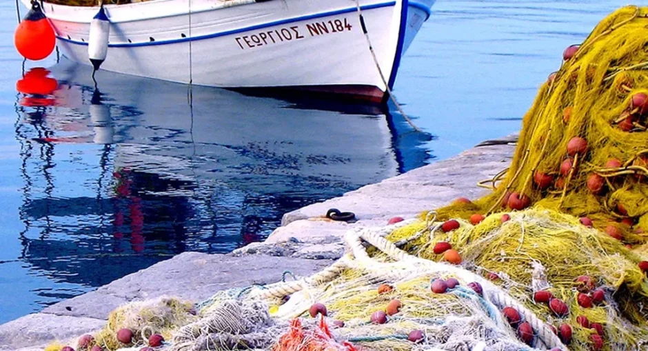 Δεμένα τα ελληνικά καΐκια, «αλωνίζουν» τα τουρκικά αλιευτικά στο Αιγαίο