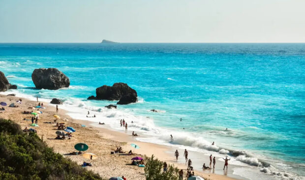 «TUI και easyJet Holidays: Παρά τους καύσωνες, οι Βρετανοί εξακολουθούν να επιλέγουν μεσογειακές παραλίες»