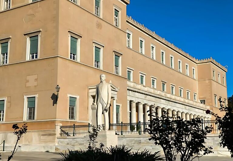 Βουλή: Υπερψηφίστηκε το ν/σ για απαγόρευση πρόσβασης στο διαδίκτυο στους κάτω των 15 ετών