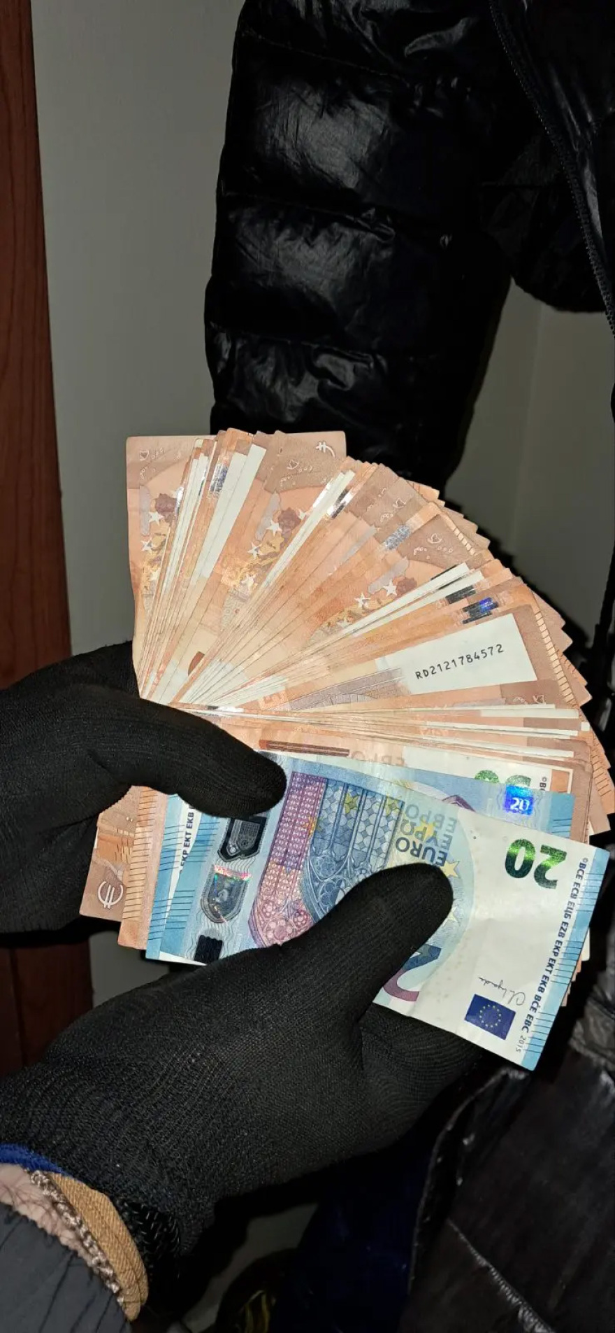 Εγκληματική οργάνωση εξαπατούσε καλλιτέχνες, αθλητές κι επιχειρηματίες με δήθεν εράνους - Μπλόκαραν τον λογαριασμό μητέρας παιδιού με καρκίνο