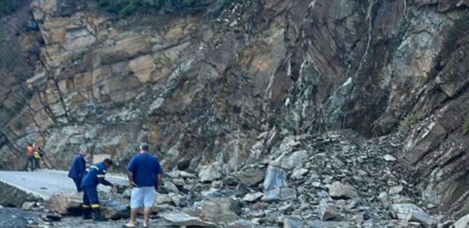 Κάρπαθος: Κατολισθήσεις έκλεισαν τον δρόμο Σπόα – Όλυμπος λόγω της έντονης βροχόπτωσης