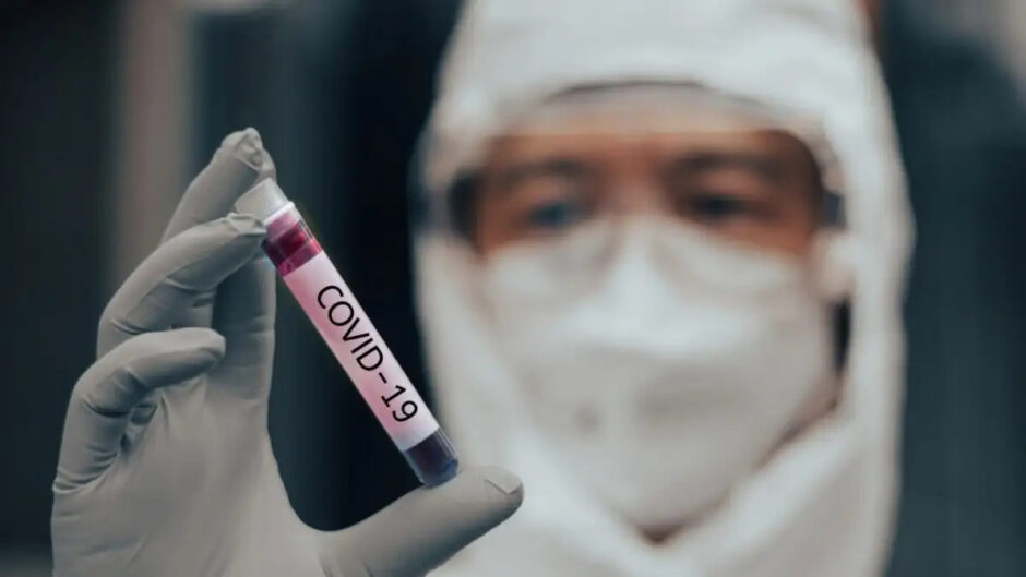 Μεγάλη έξαρση της COVID-19 στην χώρα μας: Κατά 1.050% αυξήθηκαν τα αντιιικά μέσα σε 1,5 μήνα