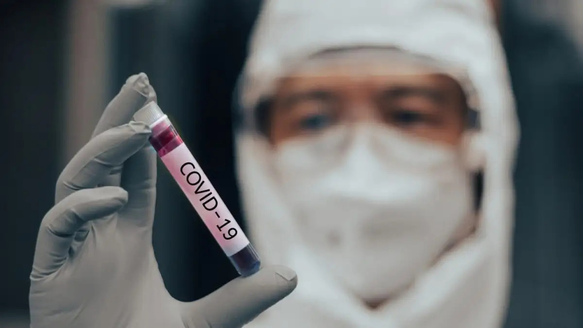 Μεγάλη έξαρση της COVID-19 στην χώρα μας: Κατά 1.050% αυξήθηκαν τα αντιιικά μέσα σε 1,5 μήνα