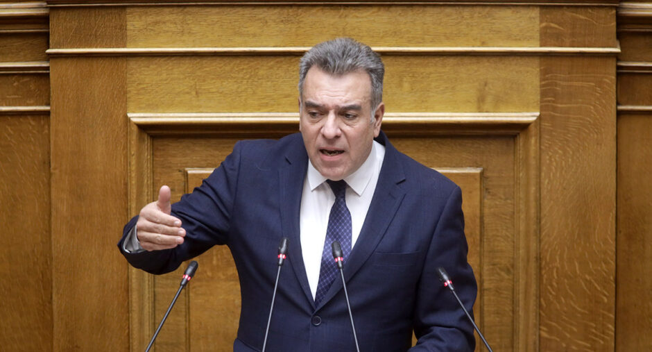 Μάνος Κόνσολας: «Αξιοποίηση των πόρων του Κλιματικού Ταμείου για την προμήθεια ηλεκτρικών λεωφορείων και ταξί»