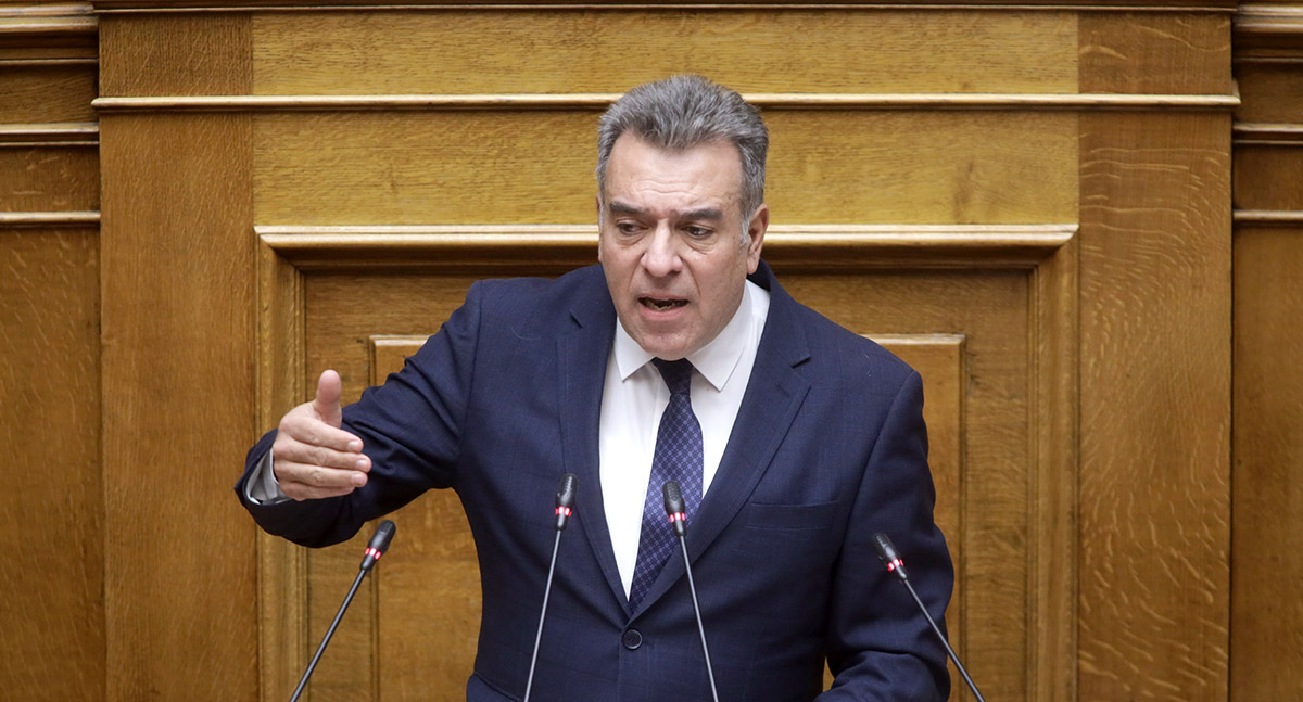 Μάνος Κόνσολας: «Αξιοποίηση των πόρων του Κλιματικού Ταμείου για την προμήθεια ηλεκτρικών λεωφορείων και ταξί»