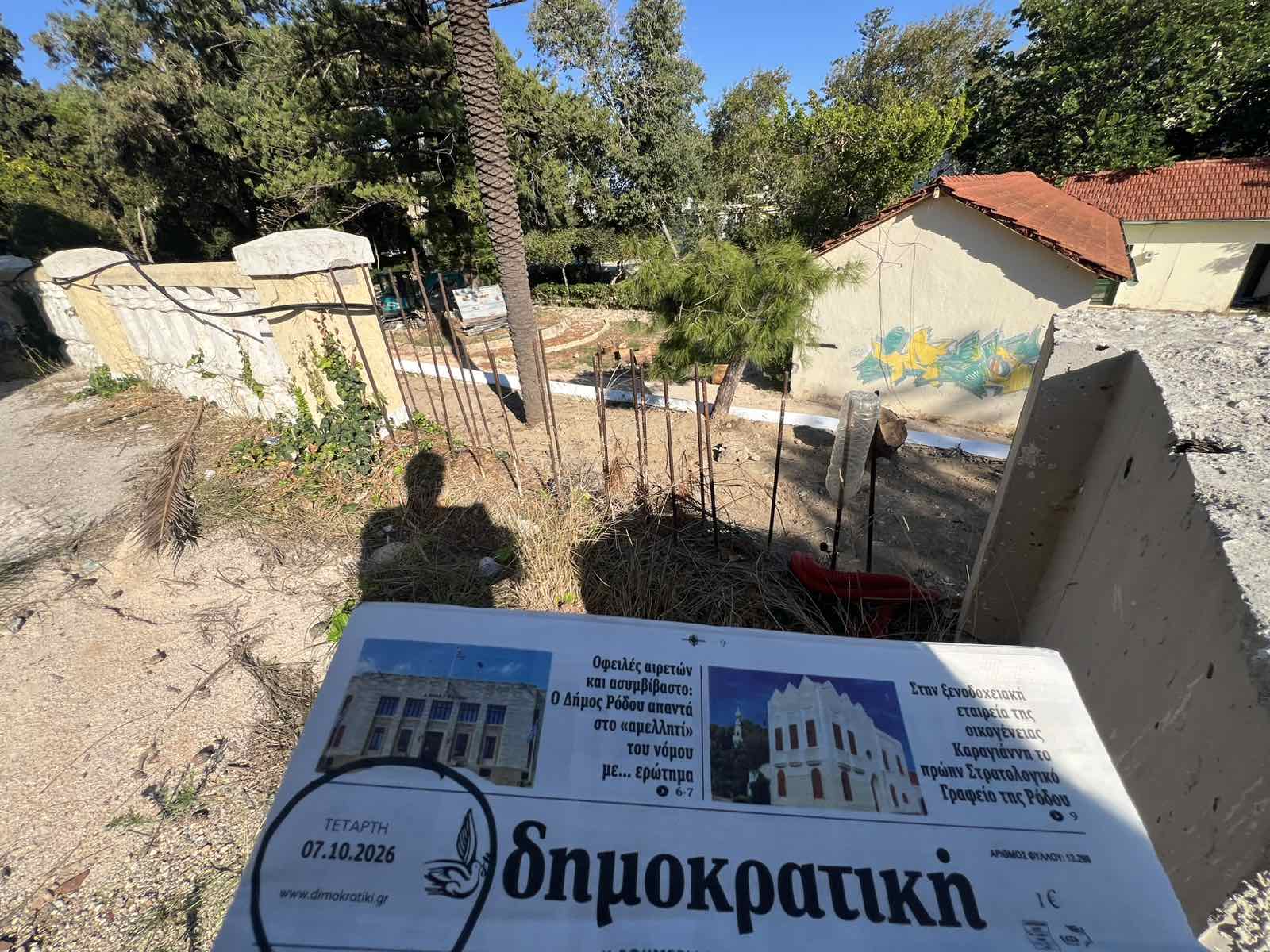 Ροδιακή Έπαυλη: Το καλοκαίρι πέρασε, οι υποσχέσεις Βαγιανού έμειναν “κενό γράμμα” — Εικόνες ντροπής και εγκατάλειψης πίσω από το… «formal garden»