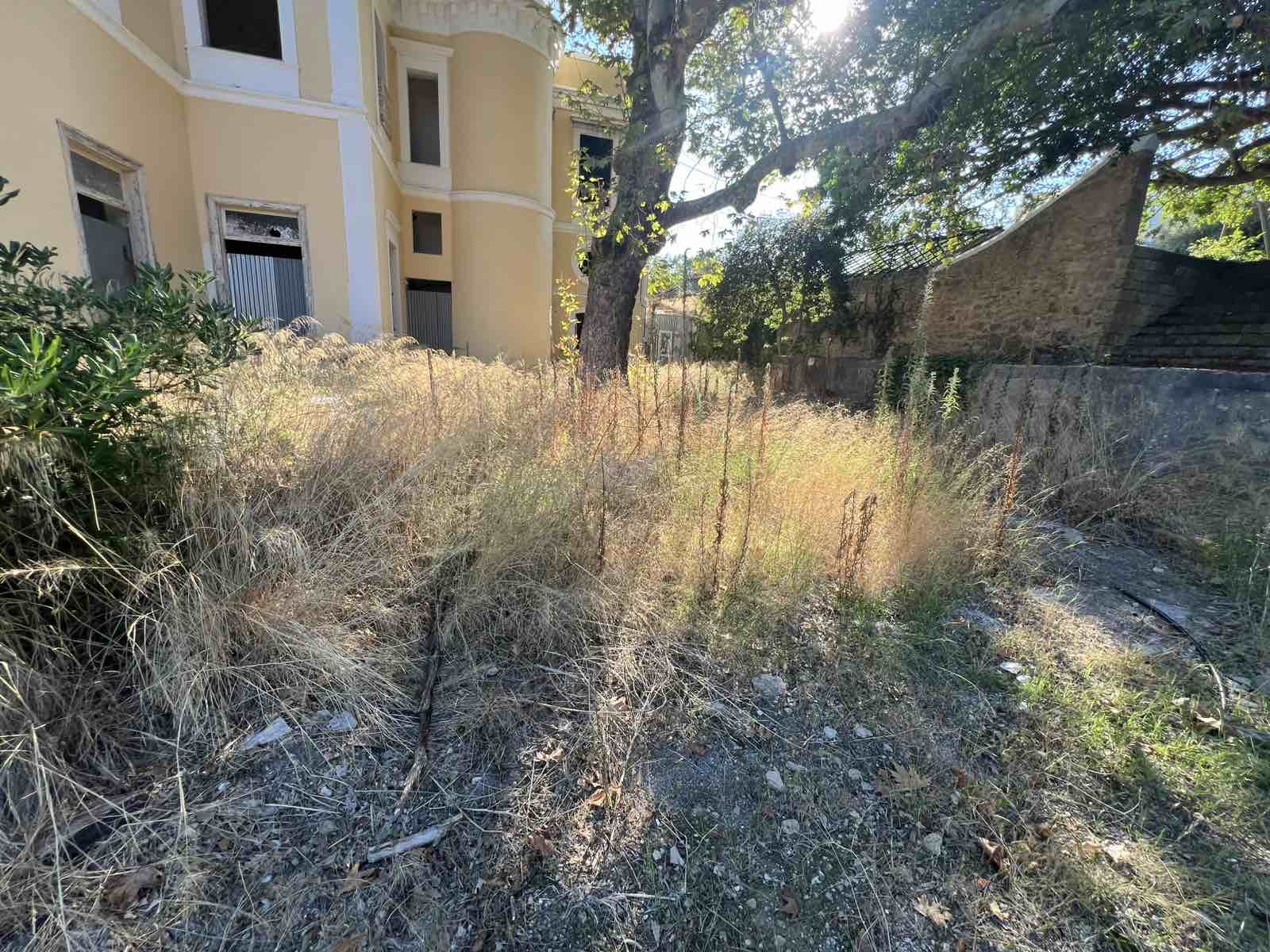 Ροδιακή Έπαυλη: Το καλοκαίρι πέρασε, οι υποσχέσεις Βαγιανού έμειναν “κενό γράμμα” — Εικόνες ντροπής και εγκατάλειψης πίσω από το… «formal garden»