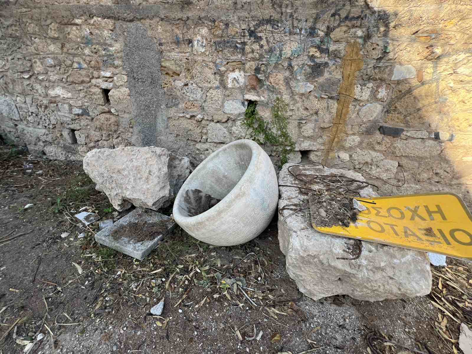 Ροδιακή Έπαυλη: Το καλοκαίρι πέρασε, οι υποσχέσεις Βαγιανού έμειναν “κενό γράμμα” — Εικόνες ντροπής και εγκατάλειψης πίσω από το… «formal garden»