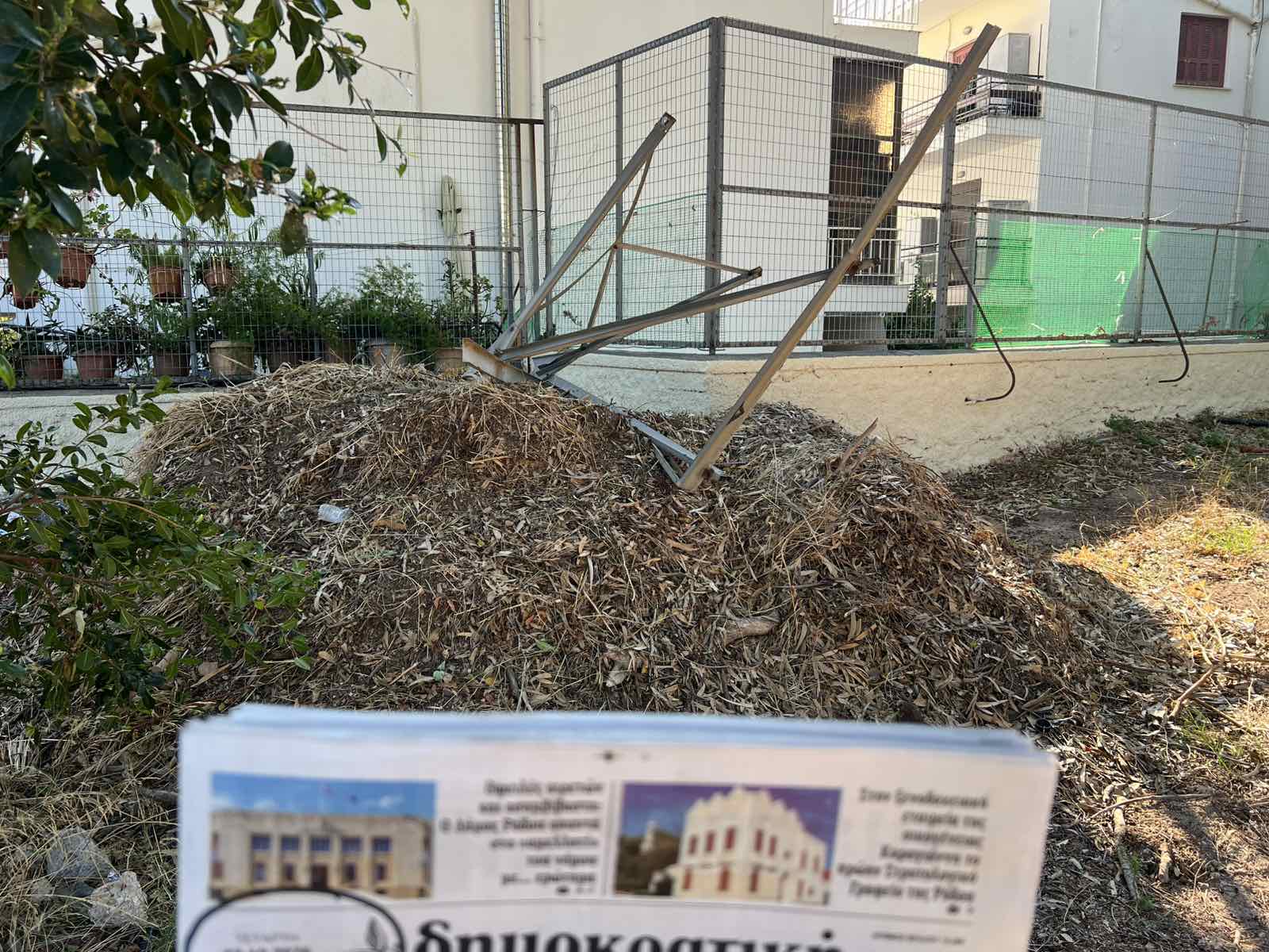 Ροδιακή Έπαυλη: Το καλοκαίρι πέρασε, οι υποσχέσεις Βαγιανού έμειναν “κενό γράμμα” — Εικόνες ντροπής και εγκατάλειψης πίσω από το… «formal garden»