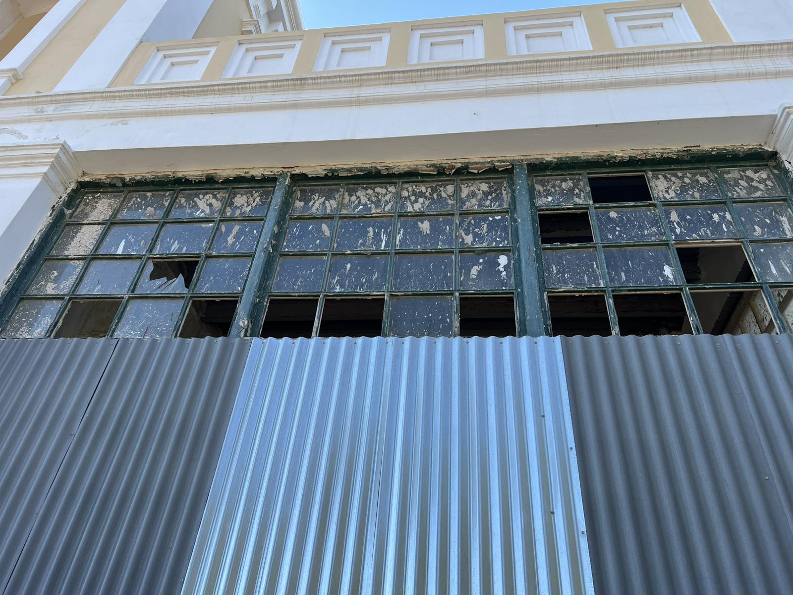 Ροδιακή Έπαυλη: Το καλοκαίρι πέρασε, οι υποσχέσεις Βαγιανού έμειναν “κενό γράμμα” — Εικόνες ντροπής και εγκατάλειψης πίσω από το… «formal garden»