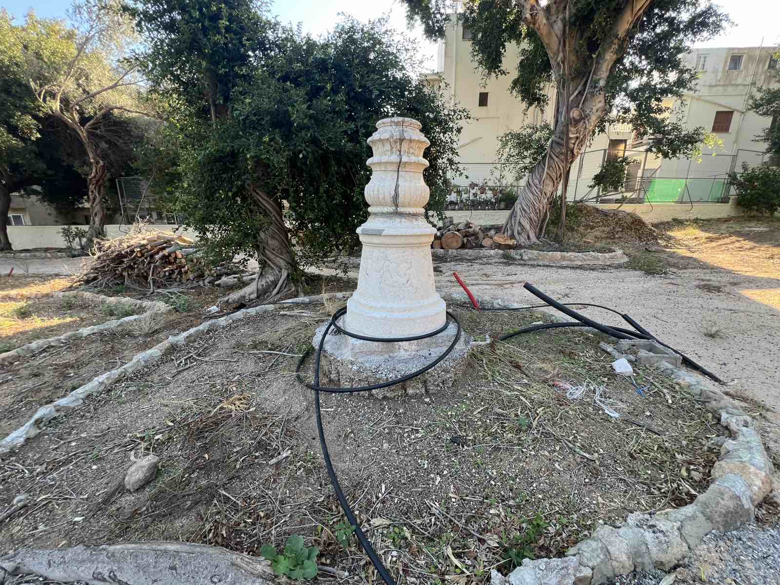 Ροδιακή Έπαυλη: Το καλοκαίρι πέρασε, οι υποσχέσεις Βαγιανού έμειναν “κενό γράμμα” — Εικόνες ντροπής και εγκατάλειψης πίσω από το… «formal garden»