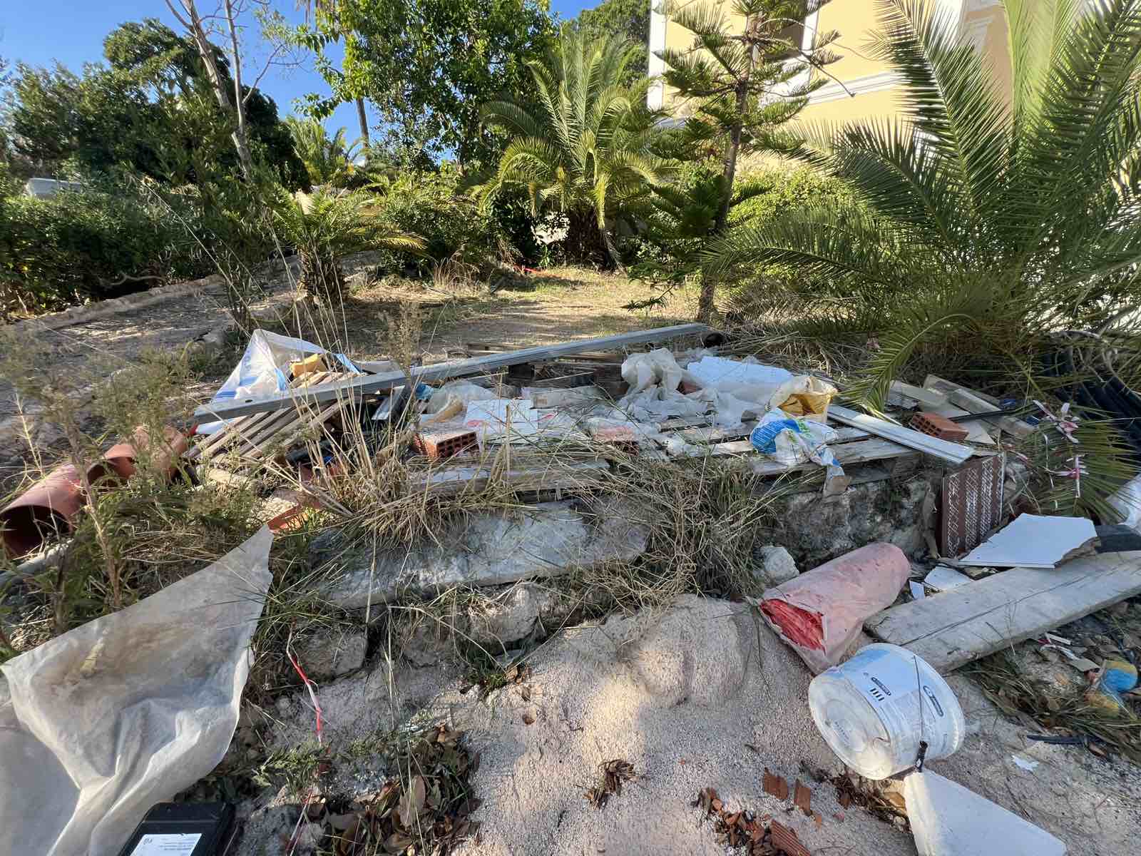 Ροδιακή Έπαυλη: Το καλοκαίρι πέρασε, οι υποσχέσεις Βαγιανού έμειναν “κενό γράμμα” — Εικόνες ντροπής και εγκατάλειψης πίσω από το… «formal garden»