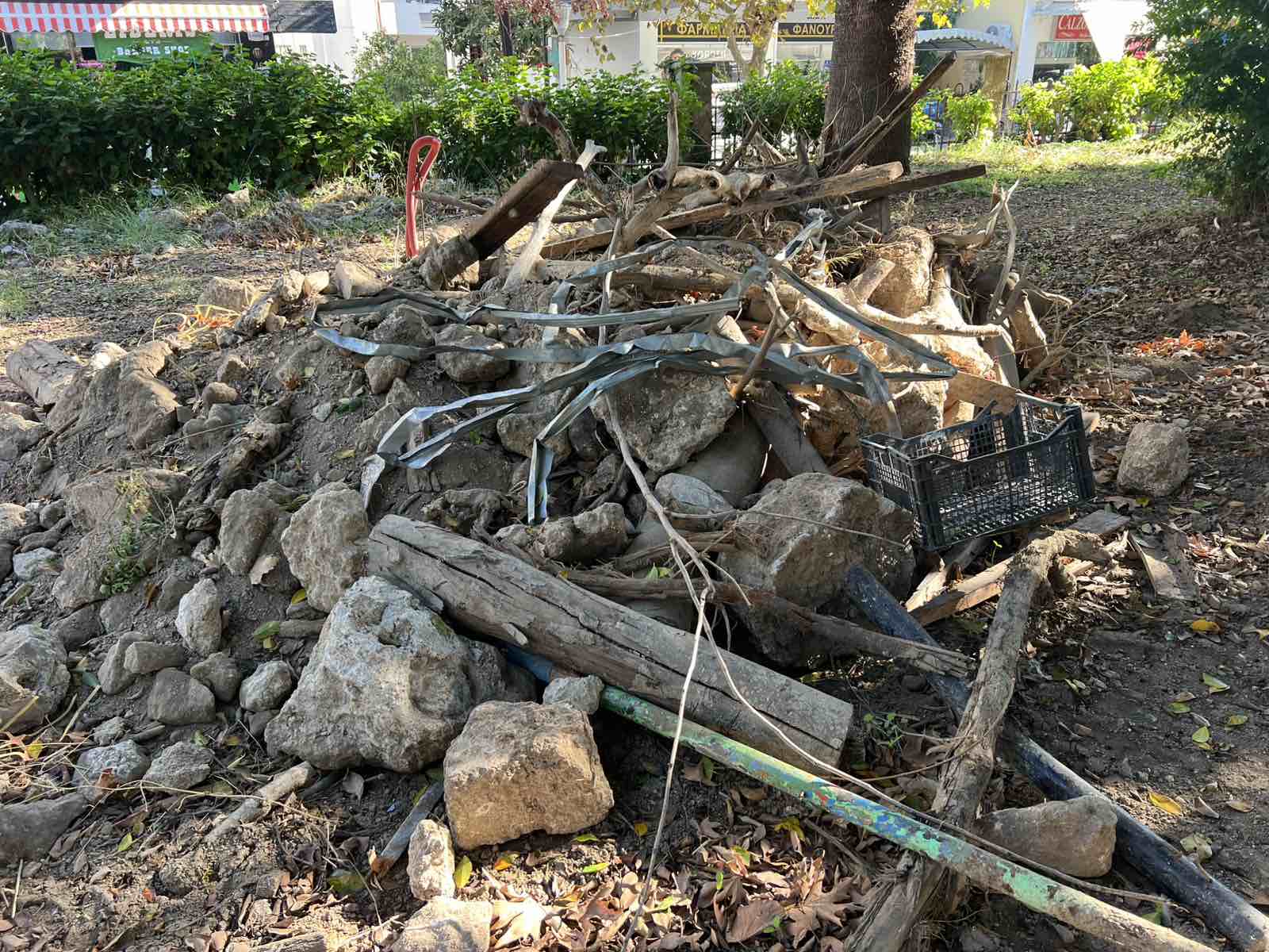 Ροδιακή Έπαυλη: Το καλοκαίρι πέρασε, οι υποσχέσεις Βαγιανού έμειναν “κενό γράμμα” — Εικόνες ντροπής και εγκατάλειψης πίσω από το… «formal garden»