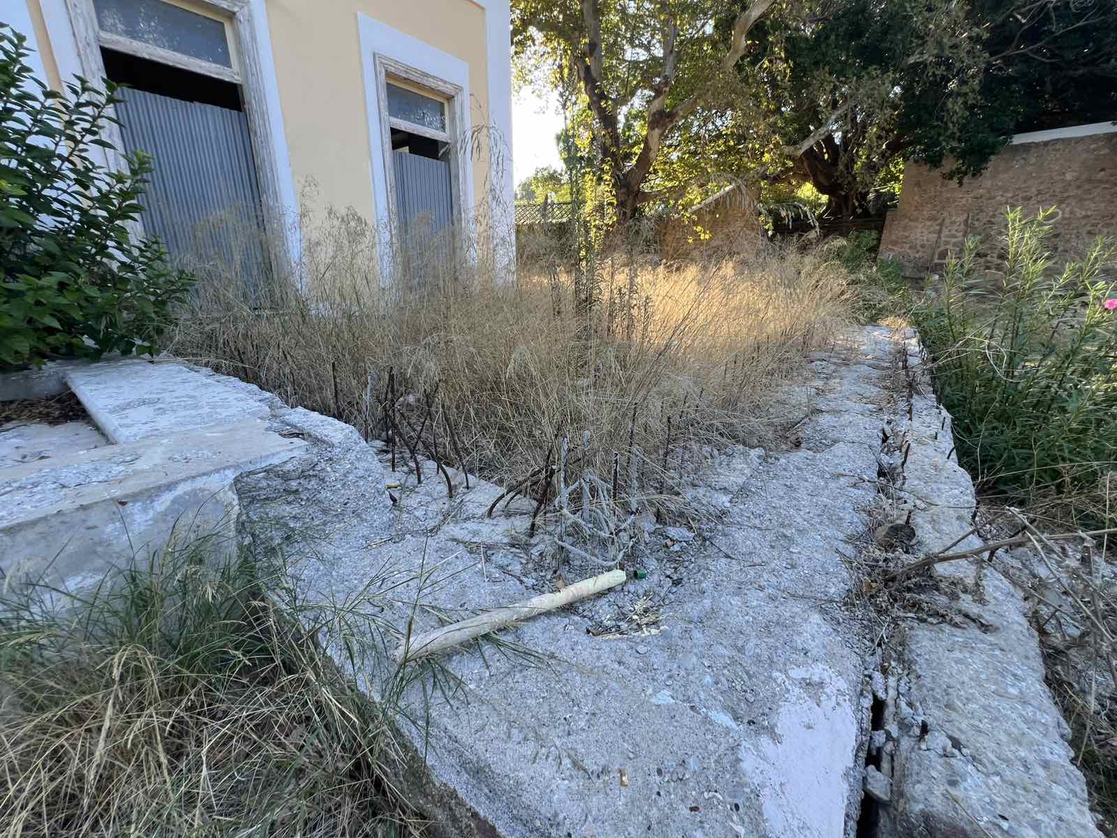 Ροδιακή Έπαυλη: Το καλοκαίρι πέρασε, οι υποσχέσεις Βαγιανού έμειναν “κενό γράμμα” — Εικόνες ντροπής και εγκατάλειψης πίσω από το… «formal garden»