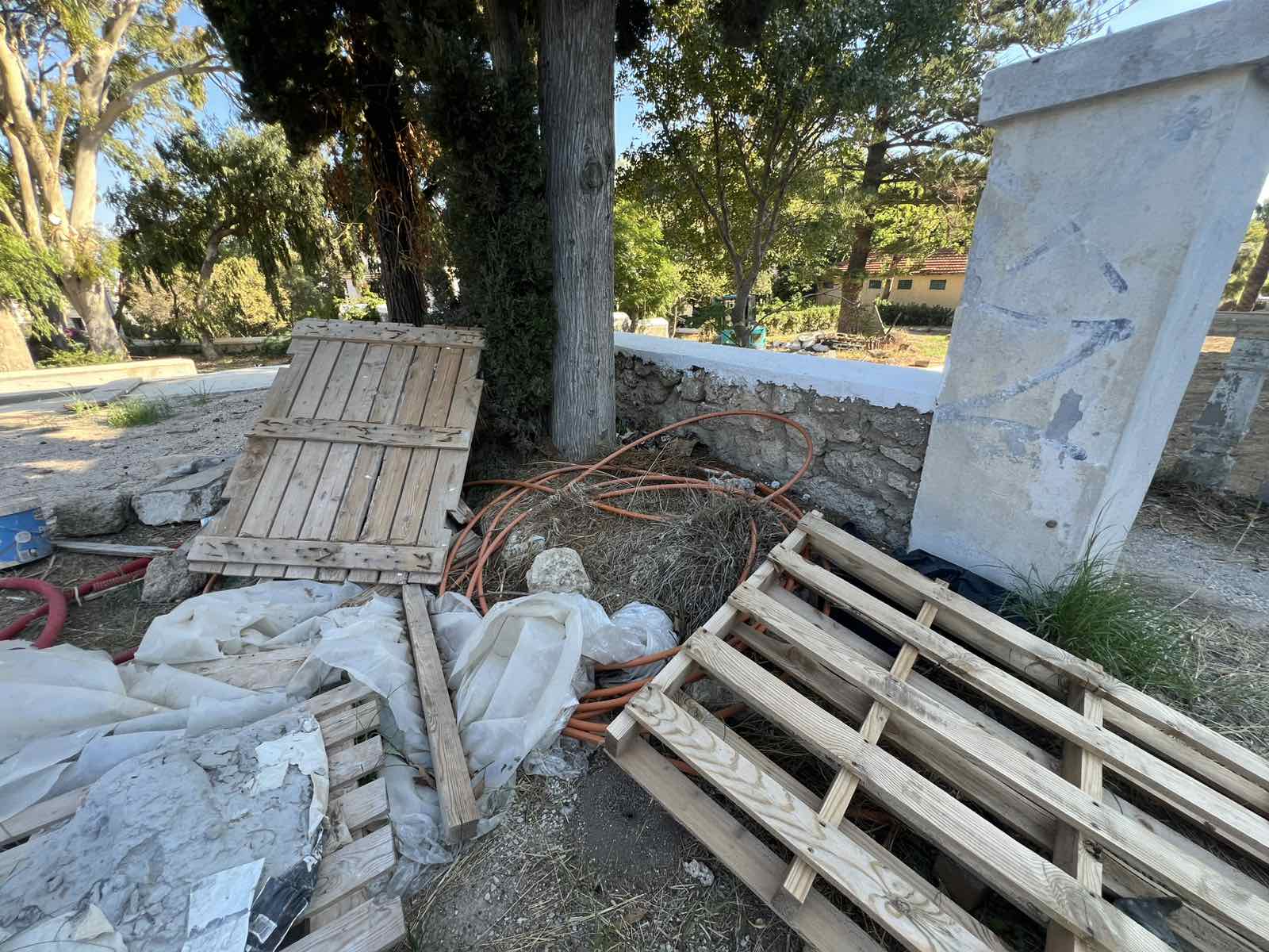 Ροδιακή Έπαυλη: Το καλοκαίρι πέρασε, οι υποσχέσεις Βαγιανού έμειναν “κενό γράμμα” — Εικόνες ντροπής και εγκατάλειψης πίσω από το… «formal garden»