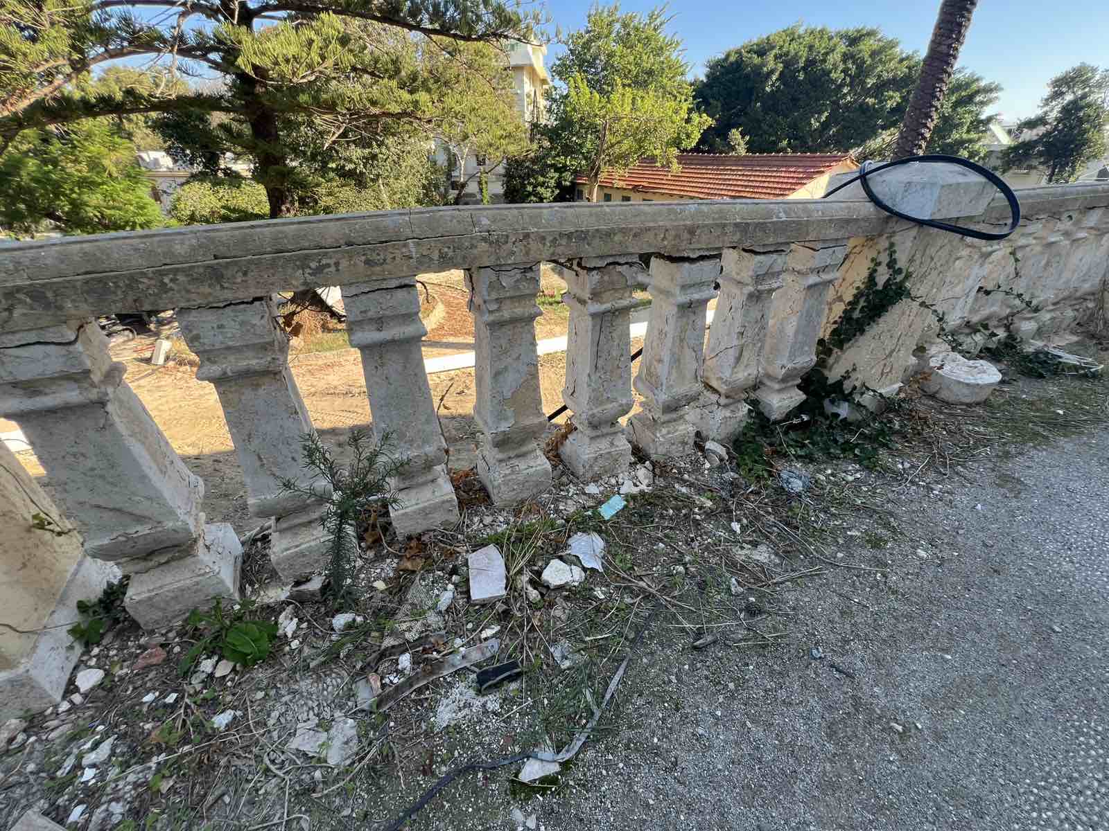 Ροδιακή Έπαυλη: Το καλοκαίρι πέρασε, οι υποσχέσεις Βαγιανού έμειναν “κενό γράμμα” — Εικόνες ντροπής και εγκατάλειψης πίσω από το… «formal garden»