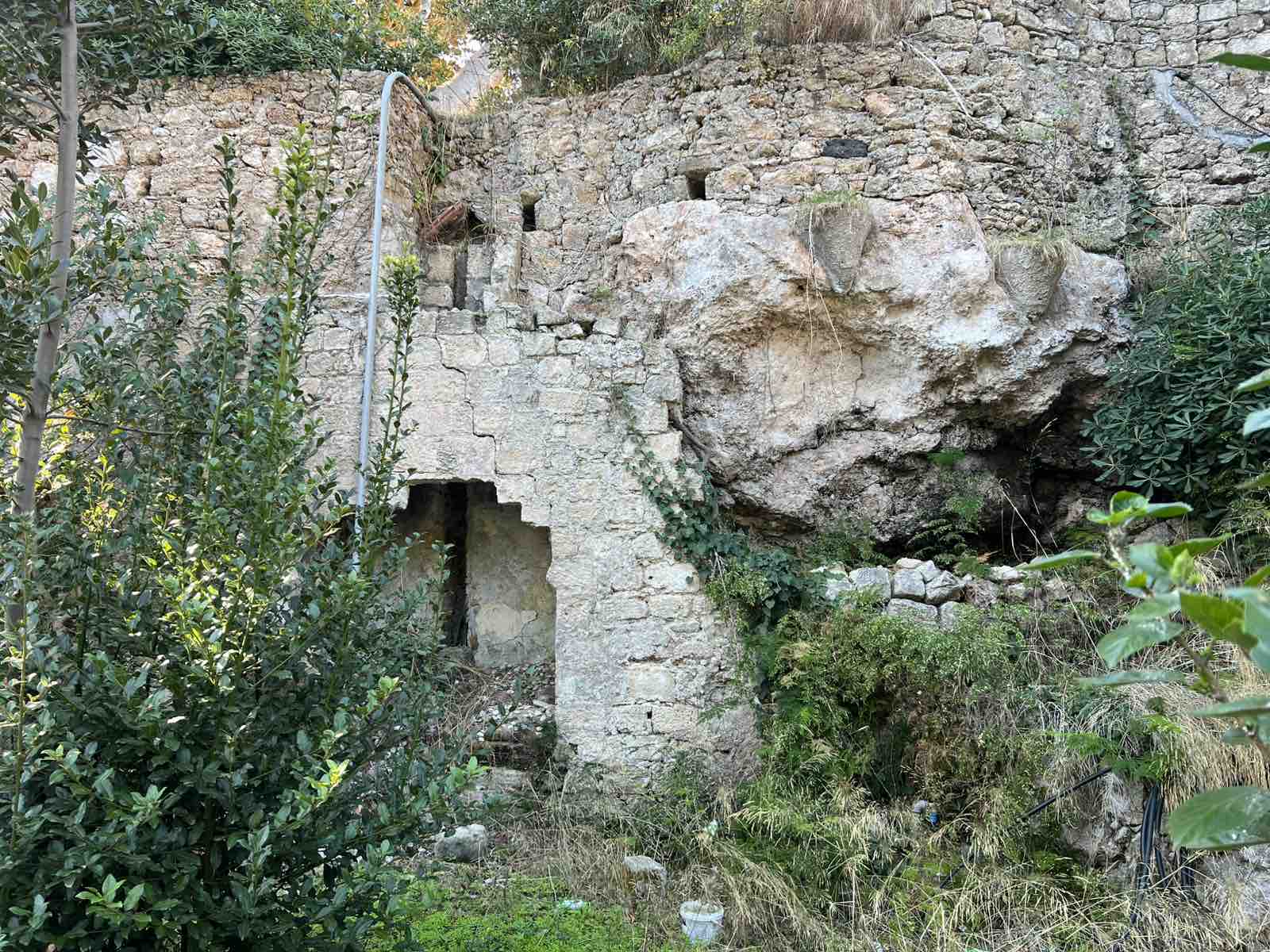 Ροδιακή Έπαυλη: Το καλοκαίρι πέρασε, οι υποσχέσεις Βαγιανού έμειναν “κενό γράμμα” — Εικόνες ντροπής και εγκατάλειψης πίσω από το… «formal garden»