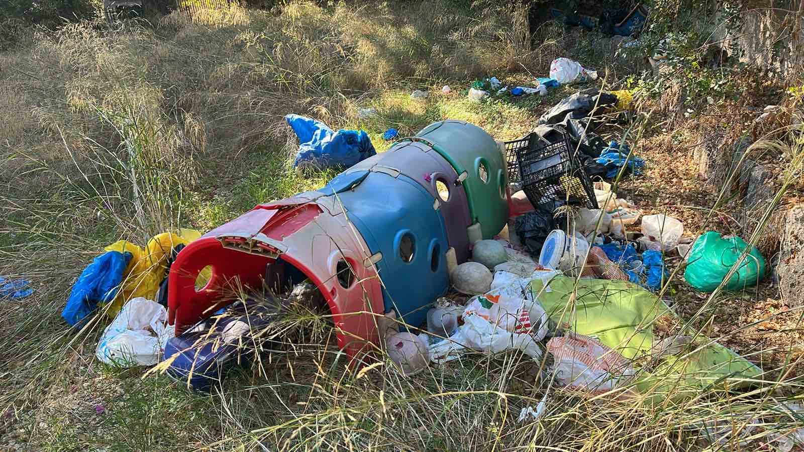 Ροδιακή Έπαυλη: Το καλοκαίρι πέρασε, οι υποσχέσεις Βαγιανού έμειναν “κενό γράμμα” — Εικόνες ντροπής και εγκατάλειψης πίσω από το… «formal garden»